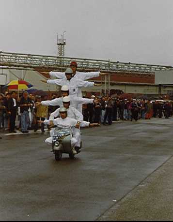 Gli acrobati in Vespa