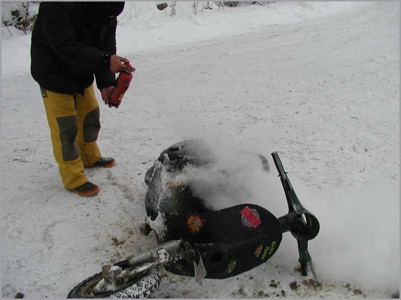 Post tentativo di sciogliere il ghiaccio dando fuoco alla Vespa con la benzina