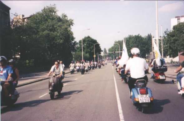 Al ritorno dal giro, altri Vespisti stavano partendo. Eravamo davvero tantissimi !!!!